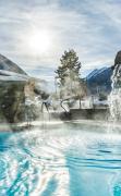 SPA-Hotel Jagdhof Aussenpool im Garten mit beeindruckendem Bergpanorama im SPA-Hotel Jagdhof