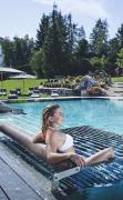 Hotel Klosterbräu und Spa Gäste beim Aussenpool mit Ruheliegen und großen Liegewiesen im Hotel Klosterbräu und Spa