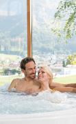 DAS SIEBEN Ein Paar genießt den Whirlpool im Hotel DAS SIEBEN