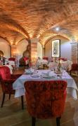 Verwöhnhotel Kristall Restaurant mit Gewölbe und eingedeckten Tischen im Verwöhnhotel Kristall