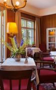 Hotel Drei Zinnen Blick in die gemütliche Halle mit Sitzmöglichkeiten im Hotel Drei Zinnen
