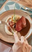 Falkensteiner Genuss und Wohlfühlhotel Mühlviertel Blick auf einen Speisenteller im Restaurant Falkensteiner Genuss und Wohlfühlhotel Mühlviertel