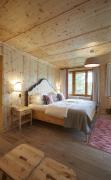 Hotel Hochschober Rustikales Doppelzimmer mit viel Holz im Hotel Hochschober
