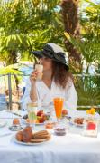 Zwei Gäste genießen ihr Frühstück im Garten des Grand Hotels Terme und Spa
