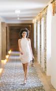 Eine Dame am Gang zum Wellnessbereich im Hotel Klosterbräu und Spa