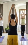 Hotelgäste beim Yoga im JUFA Hotel Stift Gurk